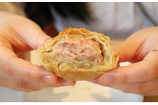 中秋節(jié)已過(guò)，看魔都食品店如何將鮮肉月餅打造成排隊(duì)2小時(shí)盛景！